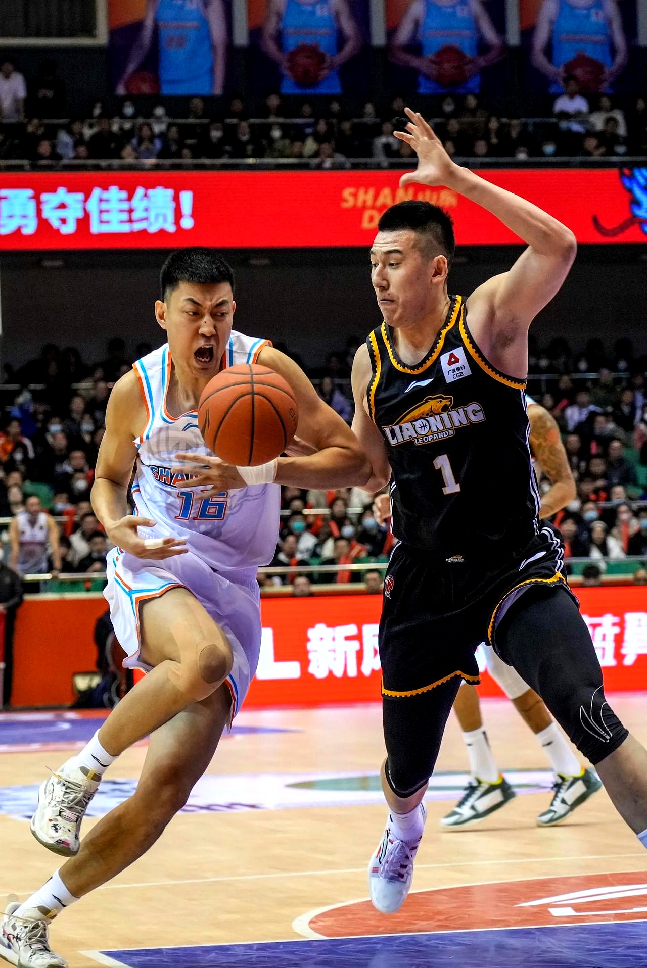 爱游戏体育CBA季后赛倒计时；山东男篮加时末段强势反弹；细节引发关注；悬念犹存；心理建设被强调的简单介绍